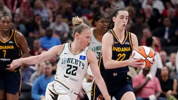 Caitlin Clark, base de Indiana Fever, sufre la defensa de Courtney Vandersloot, de las New York Liberty.