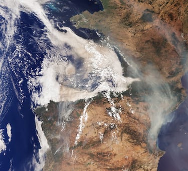 Columnas de humo de los incendios forestales en la Península.