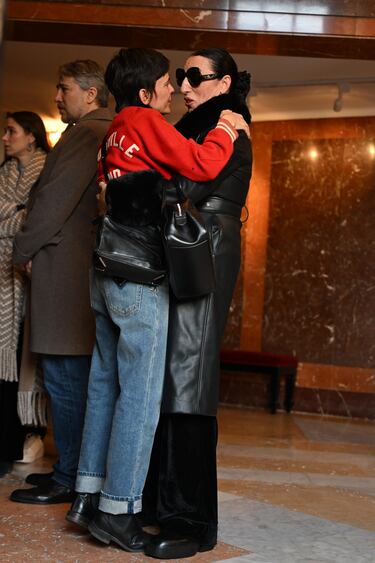 Elena Anaya y Rossy de Palma durante la capilla ardiente de Marisa Paredes en el Teatro Español.