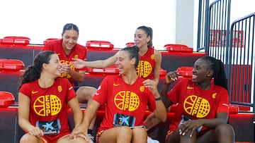 Helena Pueyo, Mariona Ortiz, Elena Buenavida, Raquel Carrera y Awa Fam se ríen tras un entrenamiento.