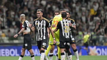 AMDEP529. BELO HORIZONTE (BRASIL), 14/08/2025.- Jugadores de Atlético Mineiro celebran este jueves, tras ganar un partido de octavos de final de la Sudamericana entre Atlético Mineiro y Godoy Cruz en el estadio Arena MRV en Belo Horizonte (Brasil). EFE/ Joao Guilherme Arenazio