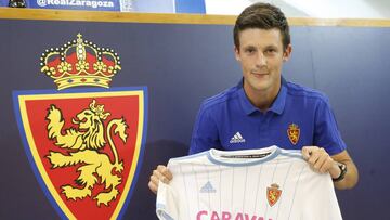 Marc Gual posa con su nueva camiseta en su presentación.