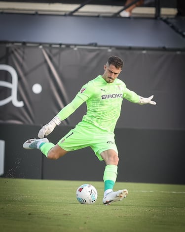 El portero del Sporting se enmendó esta jornada del error de la pasada. Sus tres intervenciones en la recta final del partido permitieron a su equipo sumar tres puntos en Ceuta. Empieza a recuperar su mejor versión.