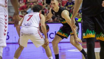 MURCIA, 14/05/2023.- El escolta serbio del Bilbao Basket Nikola Radicevic (d) disputa una posesión ante y Tomás Bellas, base del UCAM Murcia durante el partido correspondiente a la jornada 33 de la Liga Endesa, que está disputándose este domingo entre el UCAM Murcia y el Sume Bilbao Basket en el Palacio de los Deportes de Murcia. EFE/Juan Carlos Caval