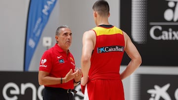 El entrenador de la selección española de baloncesto, Sergio Scariolo, da instrucciones a un jugador durante el entrenamiento este jueves del equipo en el Centro Deportivo Triángulo de Oro de Madrid de cara al Eurobasket, que se celebrará del 27 de agosto al 14 de septiembre en Letonia, Chipre, Finlandia y Polonia.