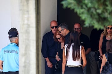 Isabel y Joaquim, padres de Diogo Jota y André Silva junto Jorge Mendes.