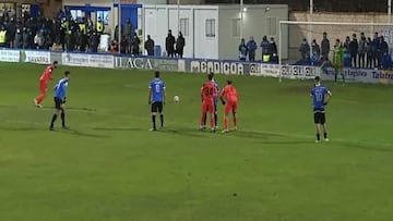 Lombán, en el momento de transformar su penalti en el 0-2.