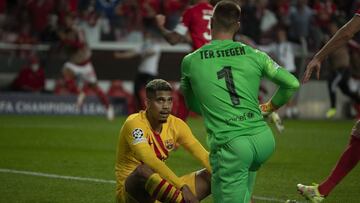 Ter Stegen, de rodillas con Araújo delante.