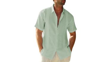 La camisa guayabera de hombre que se ha puesto de moda este verano
