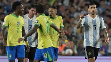 Leandro Paredes discutiendo con Rodrygo Goes durante el Clasificatorio Sur de América para la Copa Mundial de la FIFA 2026 entre Argentina y Brasil en el Estadio Más Monumental Antonio Vespucio Liberti.