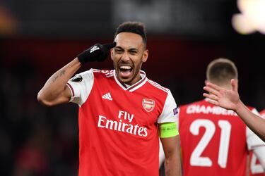 Auba heredó el brazalete de capitán en 2019 tras el polémico incidente de Xhaka. Sin embargo, su etapa como capitán se fue desgastando entre problemas disciplinarios y retrasos reiterados a entrenamientos y compromisos del club. El detonante llegó en diciembre de 2021, cuando Aubameyang regresó tarde de un viaje autorizado a Francia, rompiendo los protocolos internos. Mikel Arteta, decidido a imponer una cultura de profesionalismo, le retiró la capitanía de forma fulminante. El brazalete pasó a manos de Alexandre Lacazette, marcando el principio del fin de la etapa del ariete gabonés en el club.