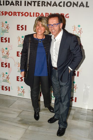 Jordi Hurtado posa junto a su mujer, Rosa Palau, durante la sesión fotográfica de los premios "Esport Solidari International" el 28 de noviembre de 2014 en Barcelona.