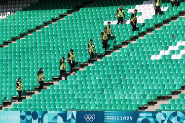 El árbitro suspende el partido a falta de revisión de VAR del segundo gol de Argentina. En la imagen, miembros de la seguridad entre las gradas vacías del estadio.