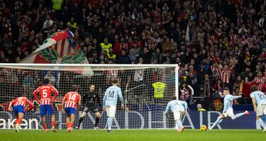 El jugador del Celta, Iago Aspas, marca el 0-1 de penalti al Atlético de Madrid 

