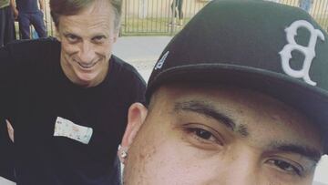 Tony Hawk con el propietario de la piscina