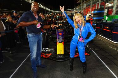 Terry Crews y Kylie Minogue posan delante del monoplaza de Max Verstappen antes del inicio de la carrera.