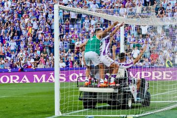 Los jugadores del Valladolid celebran con la afición el regreso a Primera División.