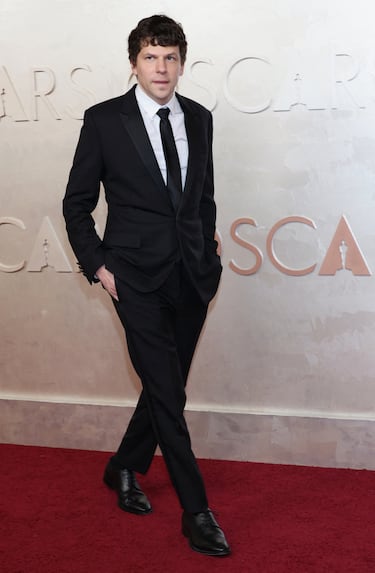 Jesse Eisenberg posa en la alfombra roja del Dolby Theatre.