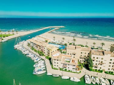 Fuera de Valencia capital nos encontramos con Port Saplaya, dentro de la localidad de Alboraya. Este municipio cuenta también con la Playa de la Patacona y ambas están separadas por el puerto. Se encuentran rodeadas de edificios de todos los colores y sus aguas se adentran entre las calles del pueblo, lo que hace que se le conozca como “la pequeña Venecia valenciana”.