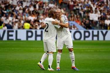 Pepe y michel Salgado durante el partido benéfico de leyendas XII Corazón Classic Match Real Madrid-Borussia Dortmund.