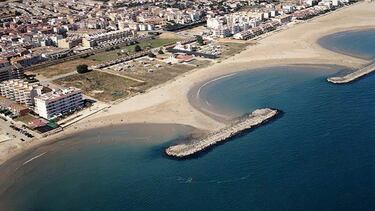 En Cunit hay dos playas: Playa Poniente y Playa de Levante. Aunque a pesar de esta denominación, popularmente a las playas o calas de Cunit se las reconoce por su número de espigón, que va del 1 hasta el 7. La numeración de los espigones es en sentido sur a norte, es decir, empieza por la playa que parte de Segur de Calafell y la última es la que bordea Cubelles.
