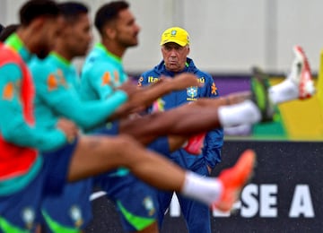 Carlo Ancelotti observa con gesto serio, ayer, el segundo entrenamiento de la selección de Brasil bajo su mando. El primero tuvo lugar el lunes. Ambas sesiones se han llevado a cabo en el centro de entrenamiento Joaquim Grava del Corinthians, en São Paulo. La canarinha prepara el partido contra Ecuador, que se disputará en Guayaquil. 