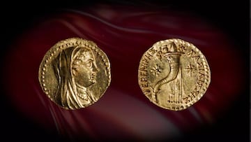 Se pone a revolver cubos de tierra y encuentra una mítica moneda de oro: sólo hay 20 en todo el mundo