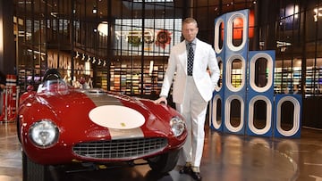 Imagen de Lapo Elkann junto a un Ferrari.