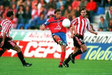 Uno de esos fichajes que le salieron caros al Valencia, que pagó 700 millones de pesetas por él (unos 4,2 millones de euros) y que solo jugó un año en Mestalla. Se fue con una Copa del Rey bajo el brazo y 36 partidos como blanquinegro, entre ellos todos los de la Copa del Rey excepto la final contra el Atlético. Tras colgar las botas, se desvinculó del fútbol e invirtió en edificios de apartamentos. 