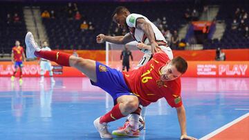 Miguel Mellado disputa un balón con Pany durante el partido de cuartos de final entre España y Portugal en el Mundial de Fútbol Sala de Lituania 2021.