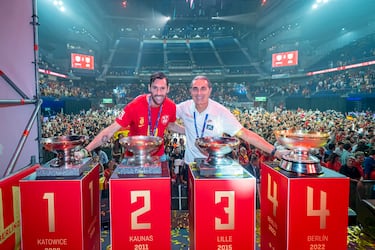 Rudy Fernández y Sergio Scariolo posan con los 4 trofeos de Eurobasket. Los dos han sido los únicos en estar en los 4 torneos que conquistó 'La Familia'.