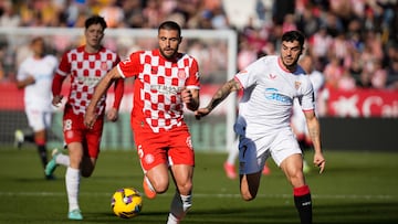 GIRONA, 18/01/2025.- El futbolista del Girona FC David López (c) corre con el balón perseguido por Isaac Romero (d), del Sevilla FC, durante su partido de LaLiga EA Sports en el Estadio de Montilivi de Girona este sábado. EFE/ David Borrat