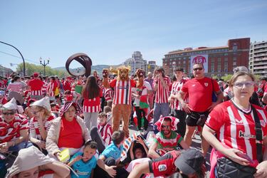 Ambientazo en las calles de Bilbao para recibir a los campeones de Copa.