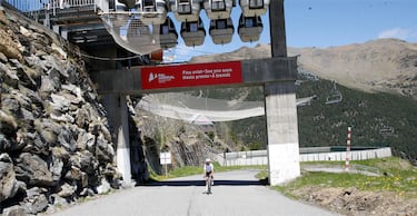 En la llegada, hay tres curvas de herradura con una pendiente que ya decrece antes de llegar a la cima, en plena estación de esquí y superando los 1.900 metros de altitud, con unas vistas en la que se observan otros puertos andorranos a los lejos, así como terrenos franceses y españoles.