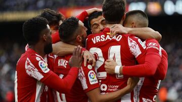 Los jugadores del Atlético celebran el tanto de Carrasco ante el Barcelona.