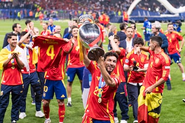 Con la Selcción Española lo ha ganado todo. El Mundial de Sudáfrica en 2010, las Eurocopas de 2012 y 2024 y la Liga de Naciones de 2023.