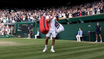 Roger Federer se despide del público de Wimbledon tras su derrota en cuartos de final ante Hubert Hurkacz en la edición de 2021.