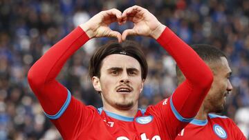 Eljif Elmas, jugador del Nápoles, celebra un gol.