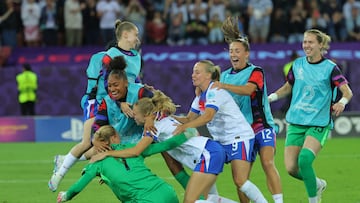 Soccer Football - UEFA Women's Euro 2025 - Quarter Final - Sweden v England - Stadion Letzigrund, Zurich, Switzerland - July 17, 2025 England's Hannah Hampton with teammates celebrate after winning the penalty shoot-out REUTERS/Denis Balibouse TPX IMAGES OF THE DAY