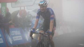 Vine cruza la meta del Pico Jano como ganador.