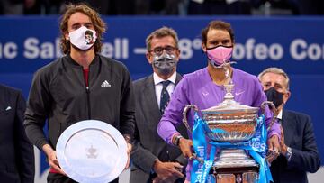 Stefanos Tsitsipas y Rafa Nadal posan en la entrega de trofeos del Barcelona Open Banc Sabadell 2021, el Torneo Conde de Godó.