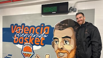 Víctor Claver, jugador del Valencia Basket, junto a su mural en Palencia.