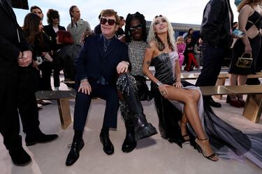 Elton John, Lil Nas X y Miley Cyrus durante la Versace Fall-Winter 2023 celebrada en Los Angeles.