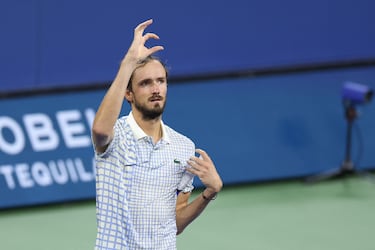 El ruso Daniil Medvedev hace un gesto tras ganar el tercer set de su partido de primera ronda individual masculino contra el francés Benjamin Bonzi en el primer día del Abierto de Estados Unidos.