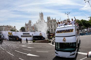 Los jugadores del Real Madrid en el autobús en la Plaza de Cibeles tras visitar las sedes de la Comunidad de Madrid y el Ayuntamiento.de la capital como parte de los actos de celebración de la trigésimo sexta Liga conseguida por el equipo, este domingo en Madrid.
