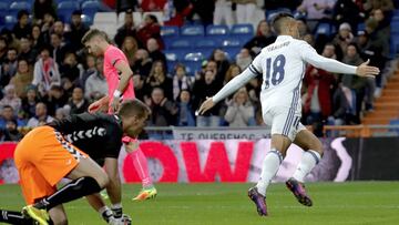 GRA470. MADRID, 30/11/2016.- El delantero dominicano del Real Madrid Mariano Díaz (d) celebra el primer gol marcado ante el portero de la Cultural Leonesa, Leandro Montagud (i), durante el partido de dieciseisavos de final de la Copa del Rey que se juega hoy en el estadio Santiago Bernabéu, en Madrid. EFE/JuanJo Martín