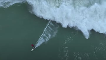 Surfista en una ola gigante en Nazaré, 10 de noviembre del 2023, visto desde un dron.