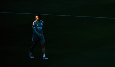Llegó al Real Madrid en 2019 para ser el sustituto de Karim Benzema, pero tras tres temporadas de blanco en las que solo marcó 3 goles (2 de ellos en su primera temporada). Tras pasar por el Real Madrid llegó libre a la Fiorentina. Jovic en ningún momento estuvo al nivel de Karim Benzema.