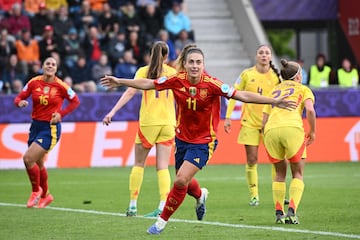 Otro gol a balón parado. Esta vez es en una segunda jugada que Alexia aprovecha para sumar otro gol a su casillero.