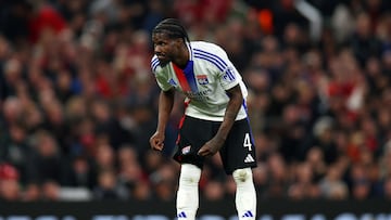 Paul Akouokou, con la camiseta del Olympique de Lyon.